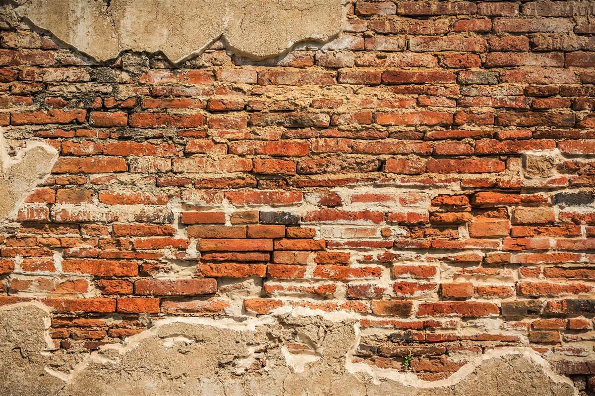 Fototapet un zid de cărămidă care a devenit foarte dărăpănat
