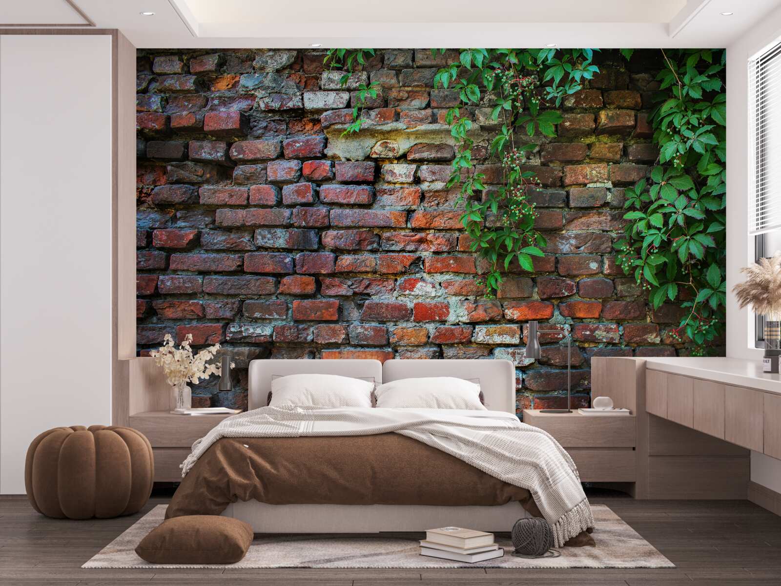 Fototapet zidul vechi de cărămidă este decorat cu verdeață