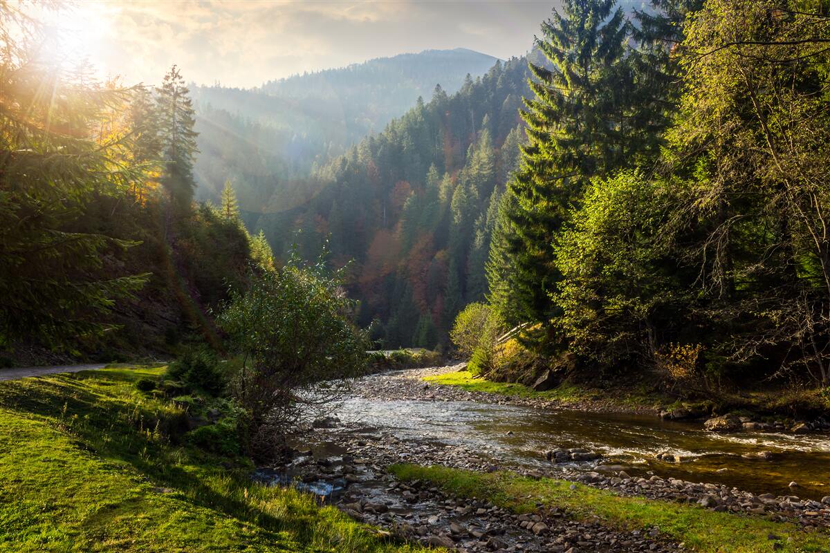 Fototapet traseu montan colorat la răsăritul soarelui