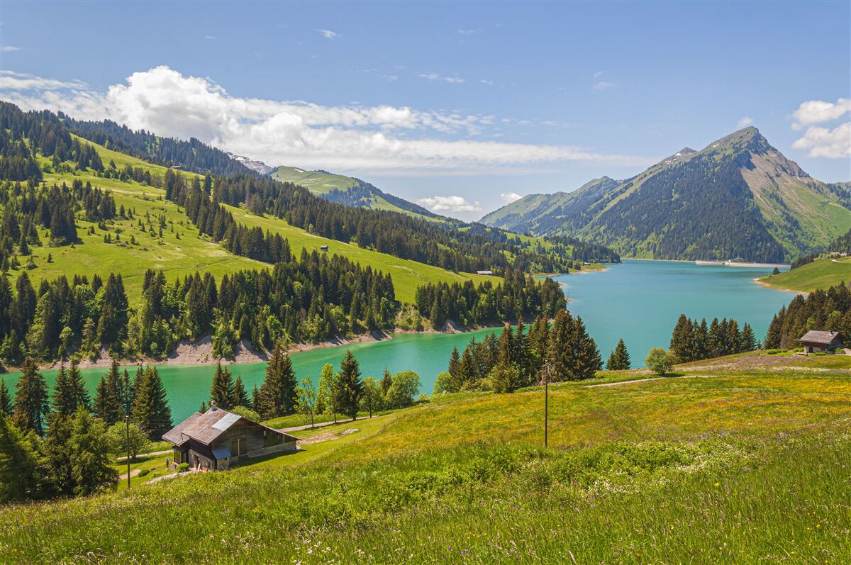 Fototapet lacul ongren cu ape azurii în munți