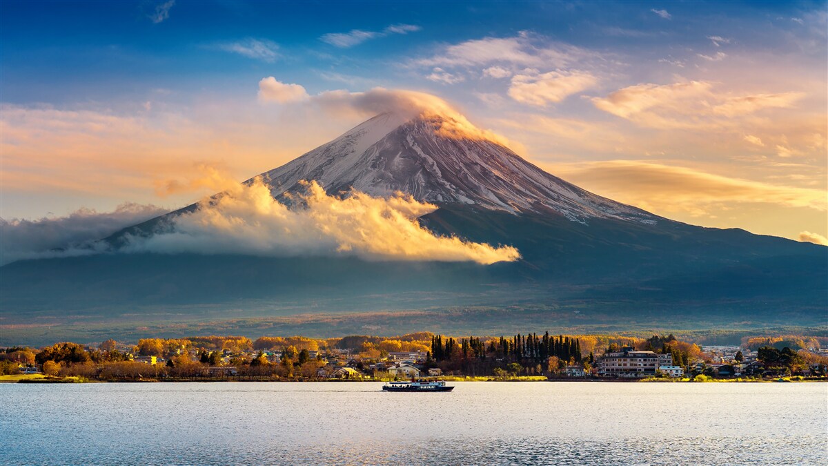 Fototapet vârful fuji este înconjurat de ceață densă