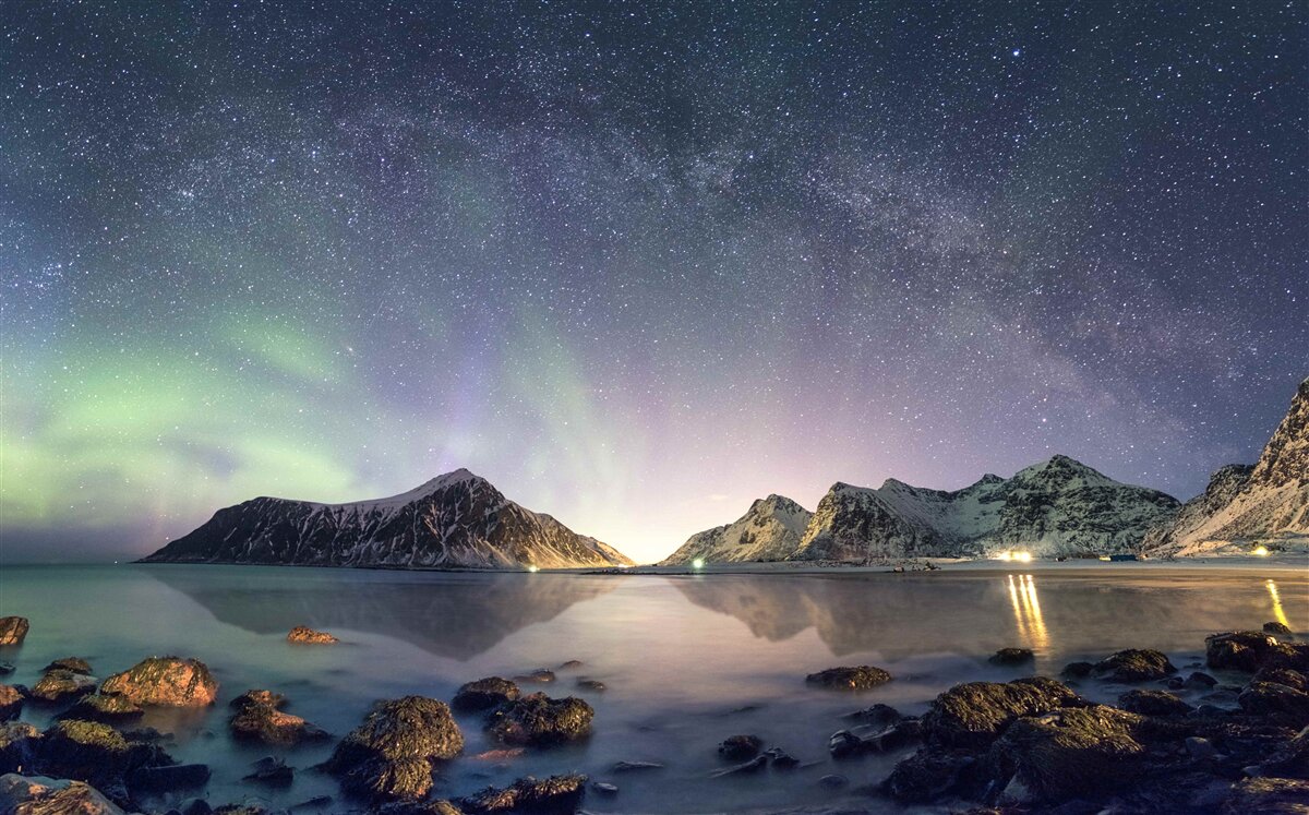Fototapet cerul de noapte decorat cu stele și luminat de aurora boreală