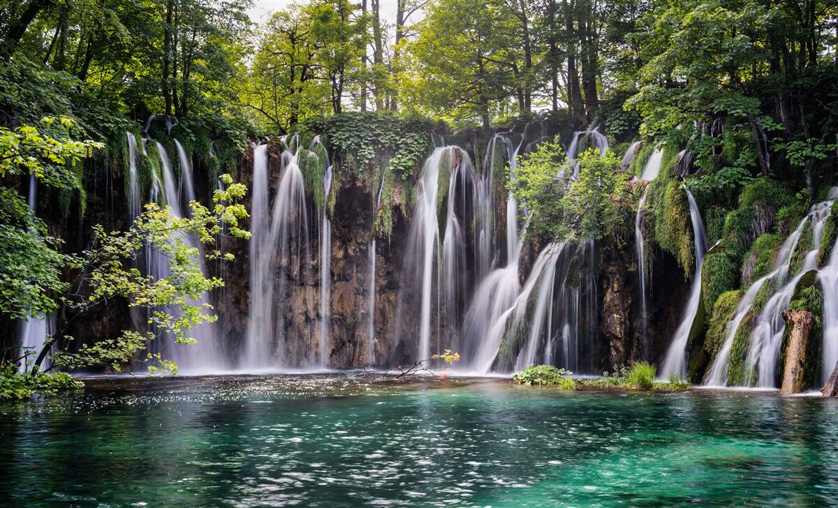 Fototapet cascade curgând într-un lac limpede