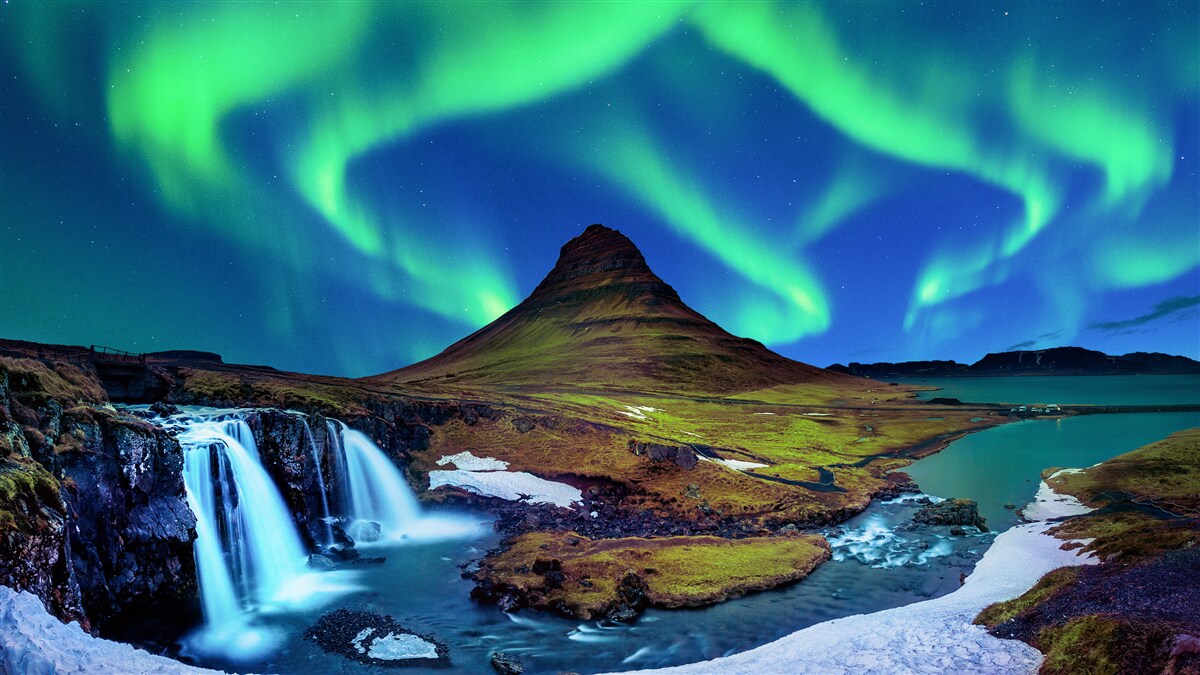 Fototapet cascada prezintă aurora boreală uimitoare
