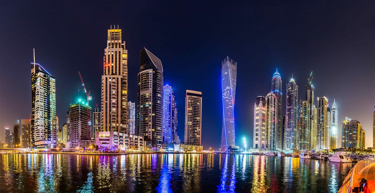 Fototapet o stradă de noapte fascinantă în dubai