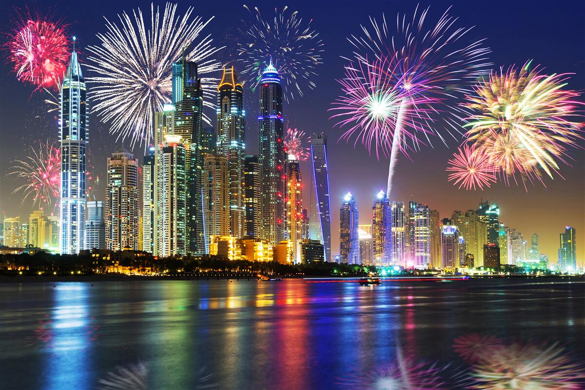 Fototapet focuri de artificii strălucitoare pe cerul de deasupra orașului