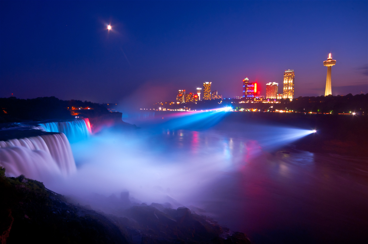 Fototapet cascada Niagara iluminată noaptea