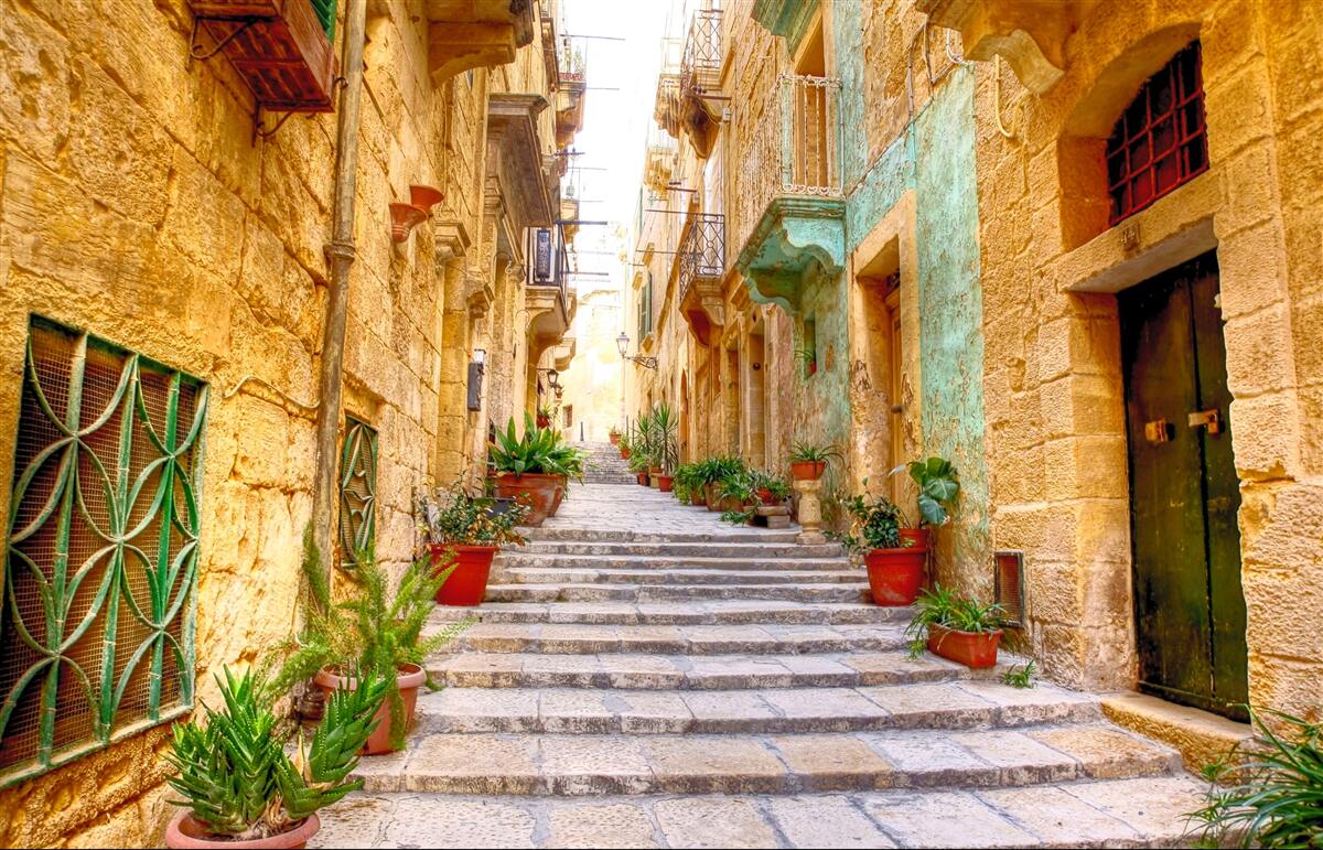 Fototapet strada italiană decorată cu flori este îngustă