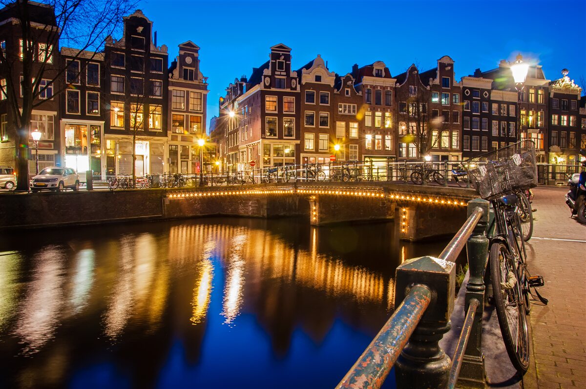 Fototapet reflecție a Amsterdamului în apă noaptea