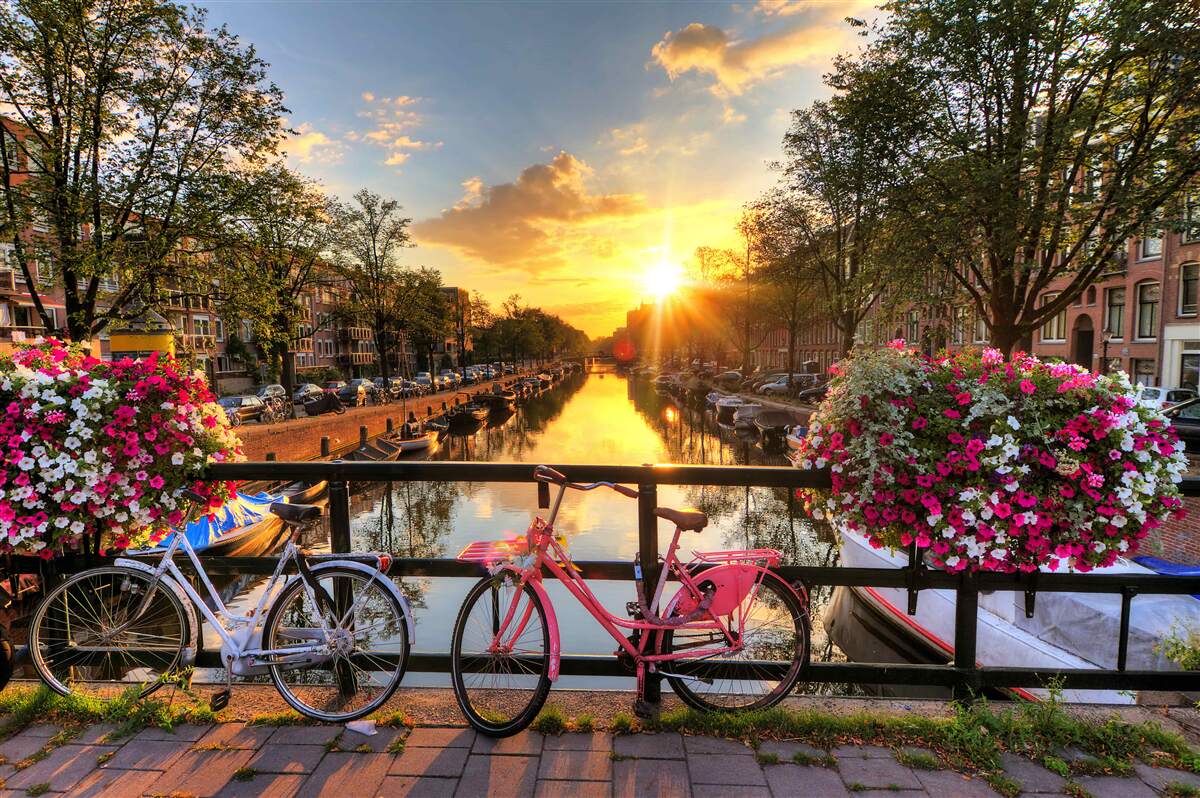 Fototapet apus de soare în amsterdam cu biciclete în fundal