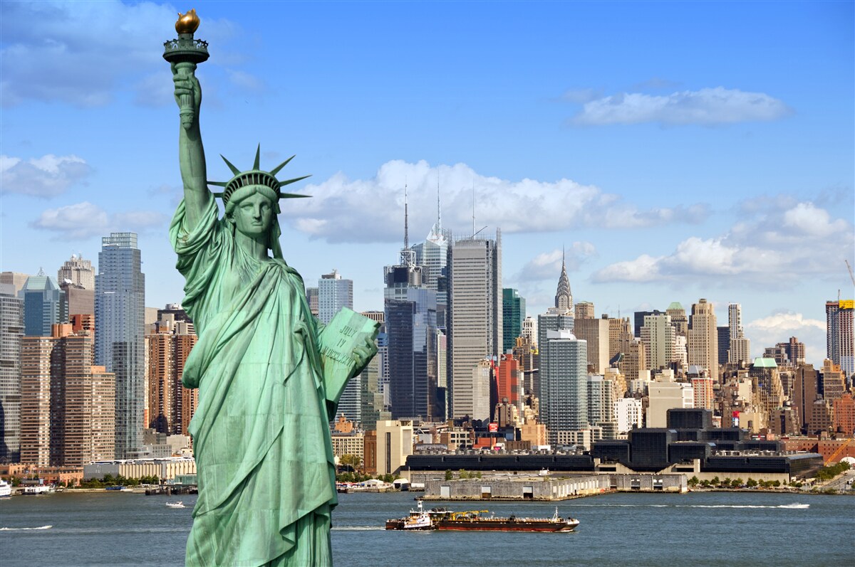 Fototapet statuia libertății în fundalul orașului new york