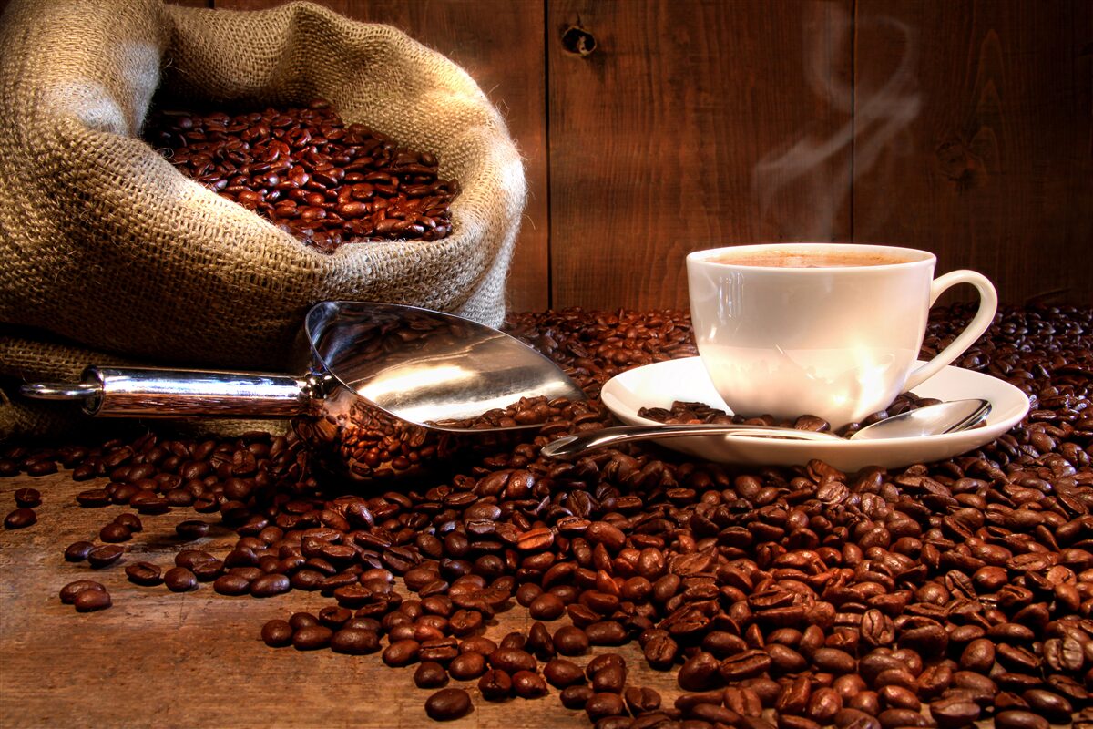 Fototapet boabe de cafea și o ceașcă din această băutură