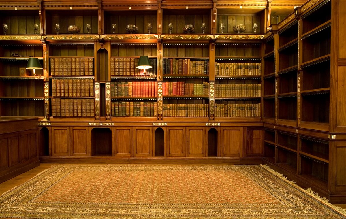 Fototapet bibliotecă plină de cărți vechi