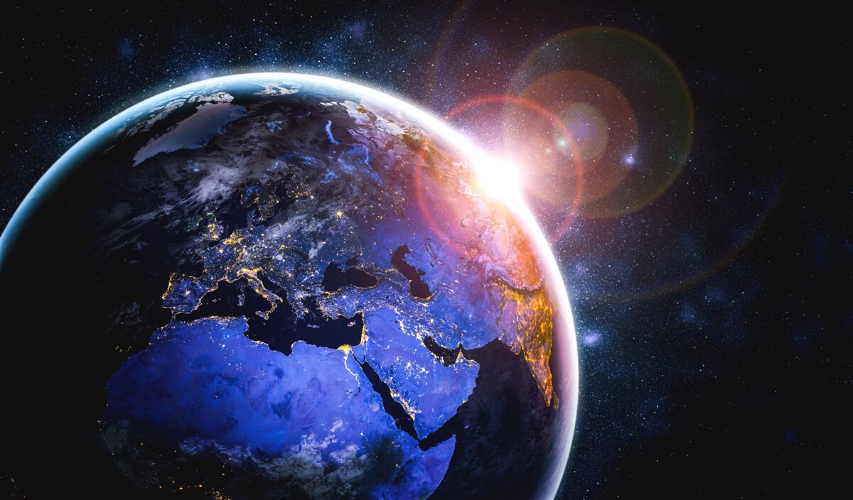 Fototapet soarele apune în lumina sa strălucitoare deasupra planetei