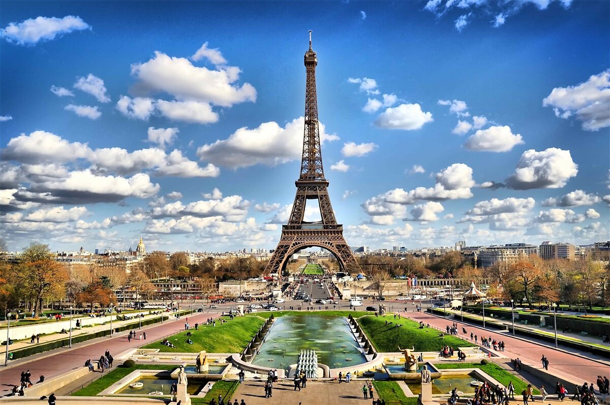 Fototapet vedere a turnului eiffel din parc