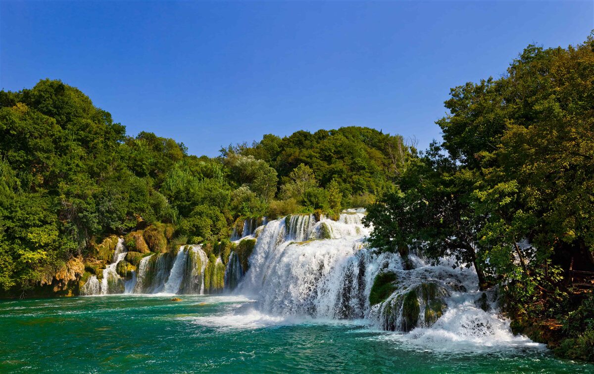 Fototapet priveliști ale căilor forestiere și ale cascadelor tunătoare