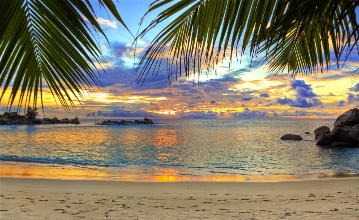Fototapet țărmul este înconjurat de un apus de soare tropical liniștit