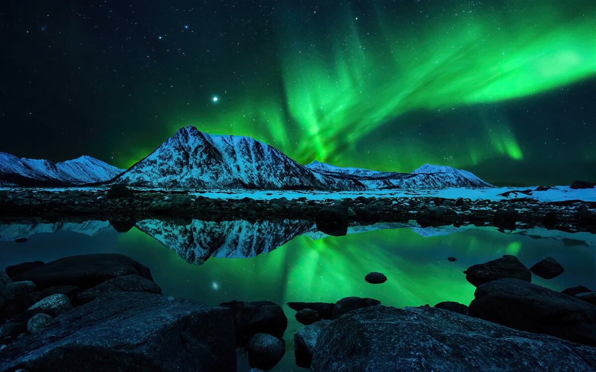 Fototapet aurora boreală uimitoare deasupra mării