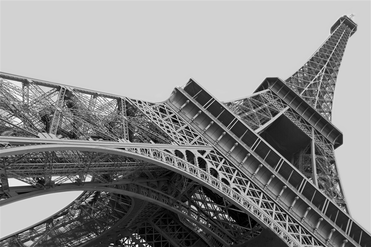 Fototapet vedere alb-negru a turnului eiffel de jos