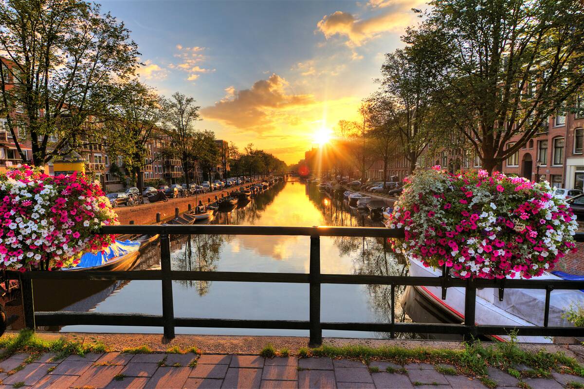 Fototapet vizionarea apusului de soare de pe un pod din amsterdam