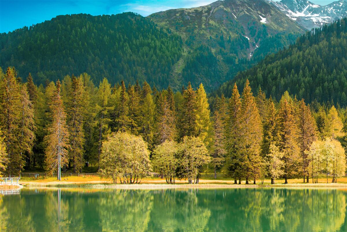 Fototapet lac de munte într-un peisaj de toamnă