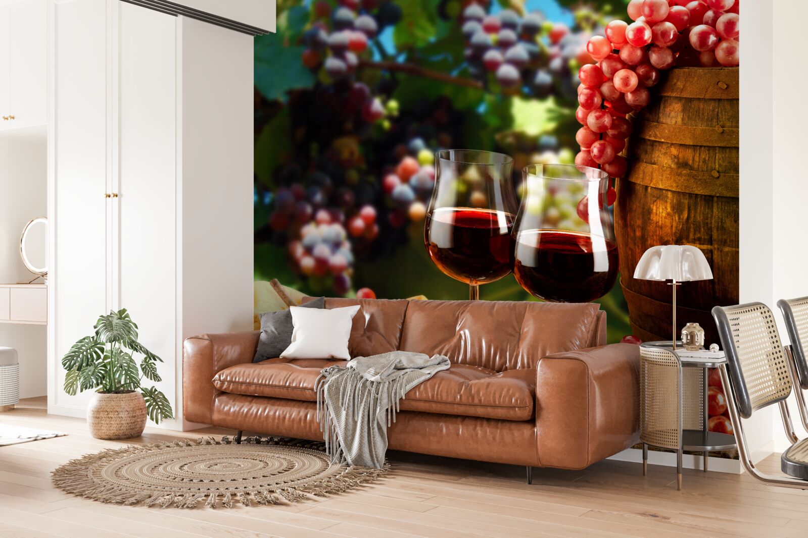 Fototapet ciorchinii de struguri formează fundalul pentru paharele de vin umplute cu vin