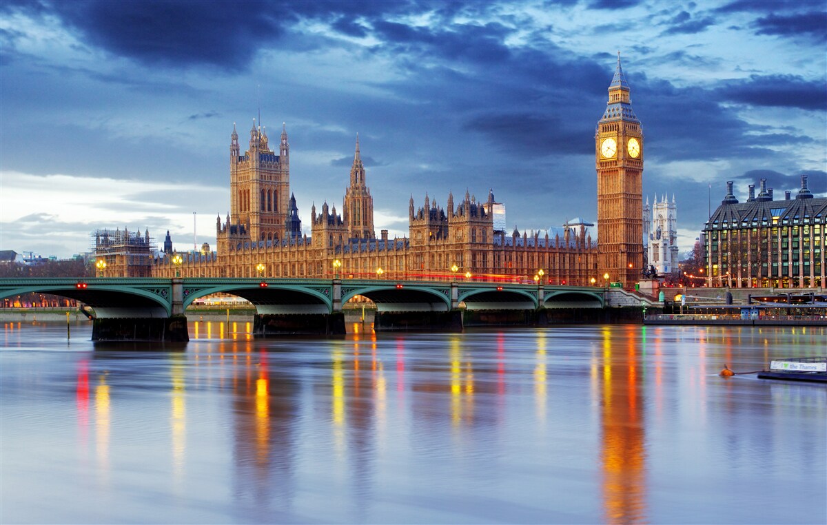Fototapet reflectarea parlamentului britanic în apa râului