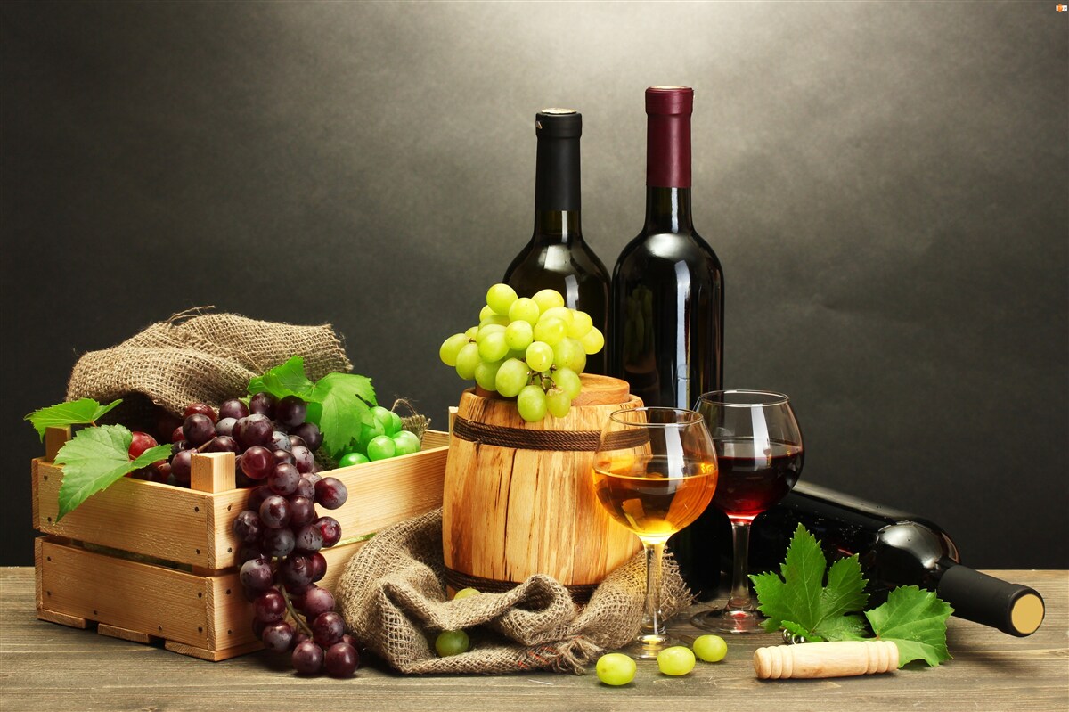 Fototapet ciorchini de struguri și un pahar de vin