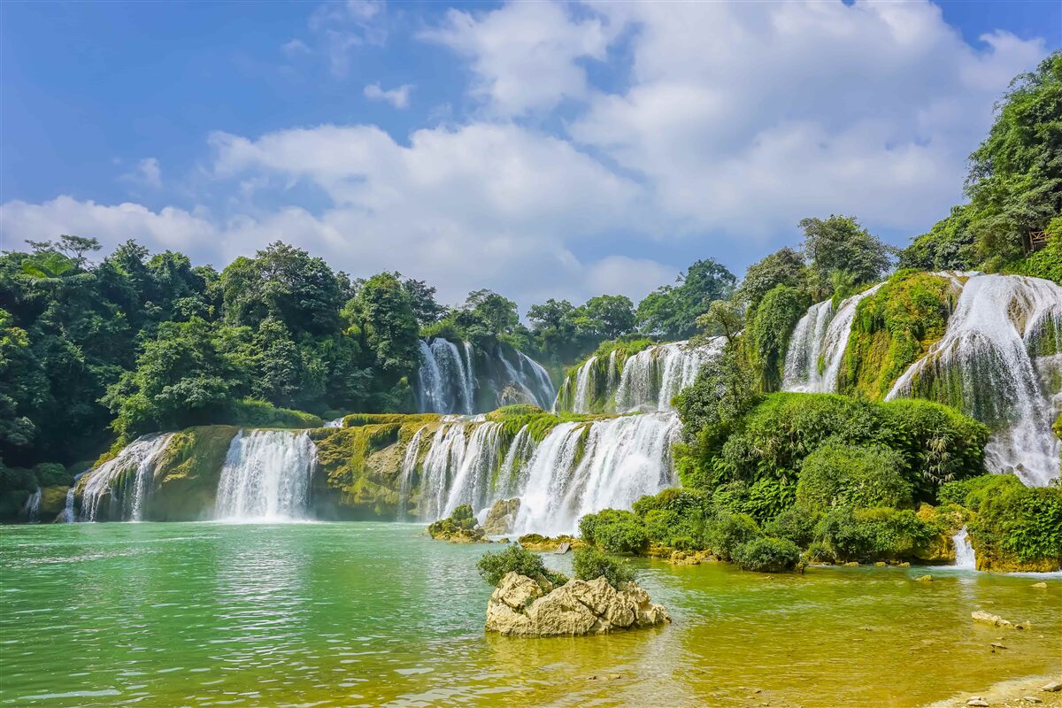 Fototapet cascade care curg rapid în bazinul lacului