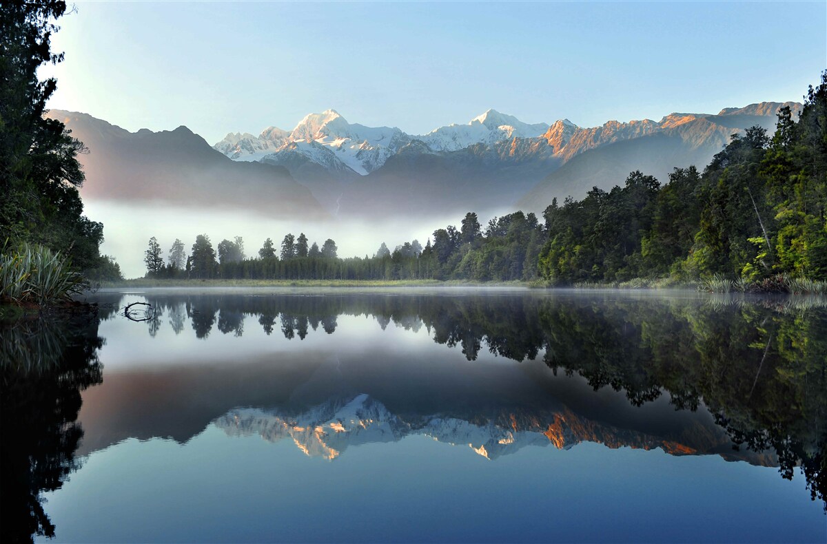 Fototapet vârful unui lac de munte este acoperit de ceață