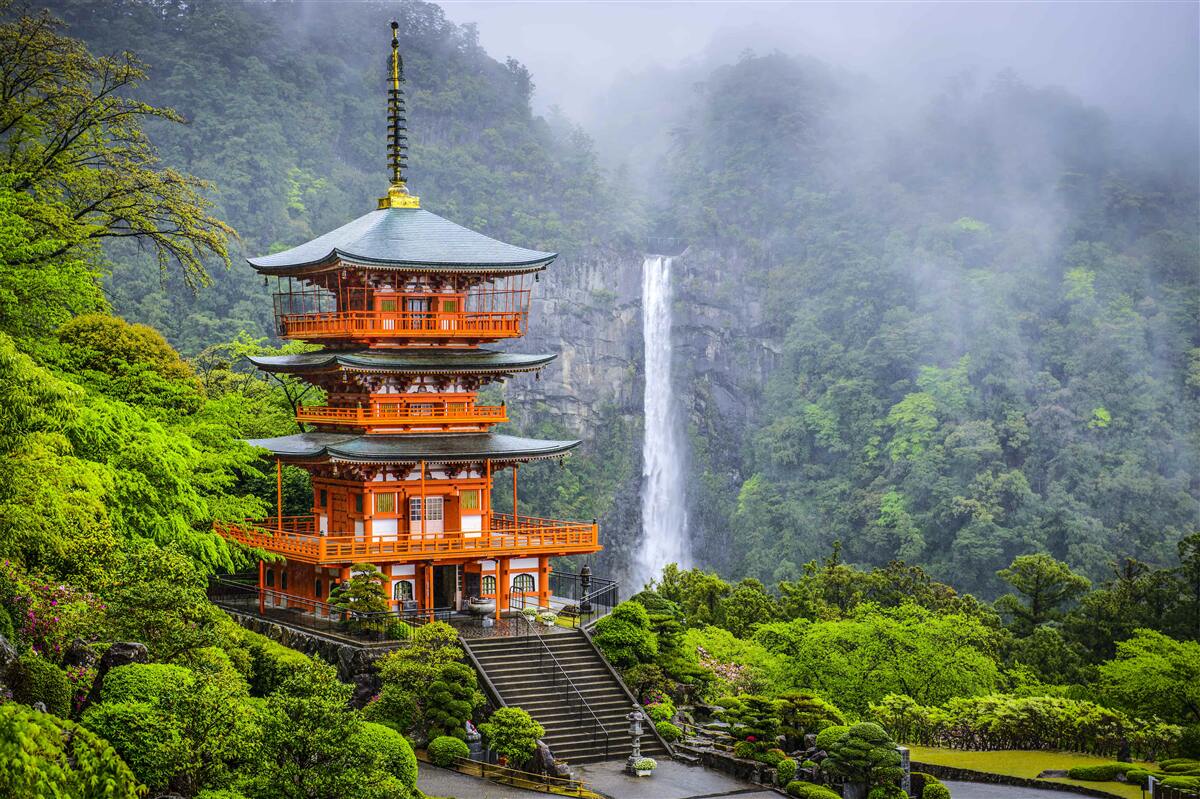 Fototapet Pagodă japoneză lângă o cascadă