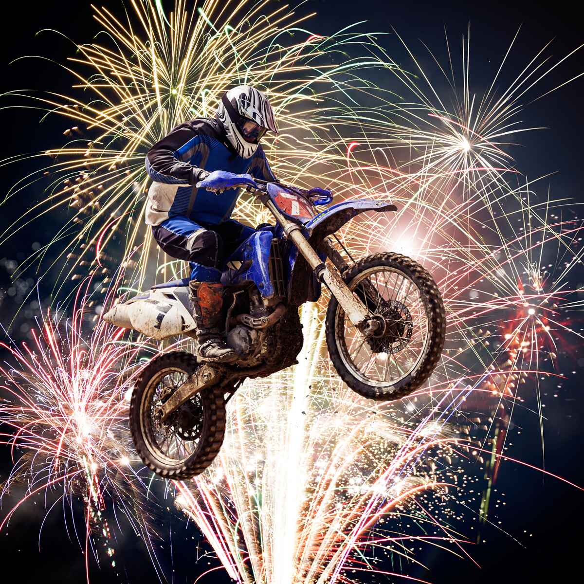 Fototapet biciclist pe spatele unui foc de artificii