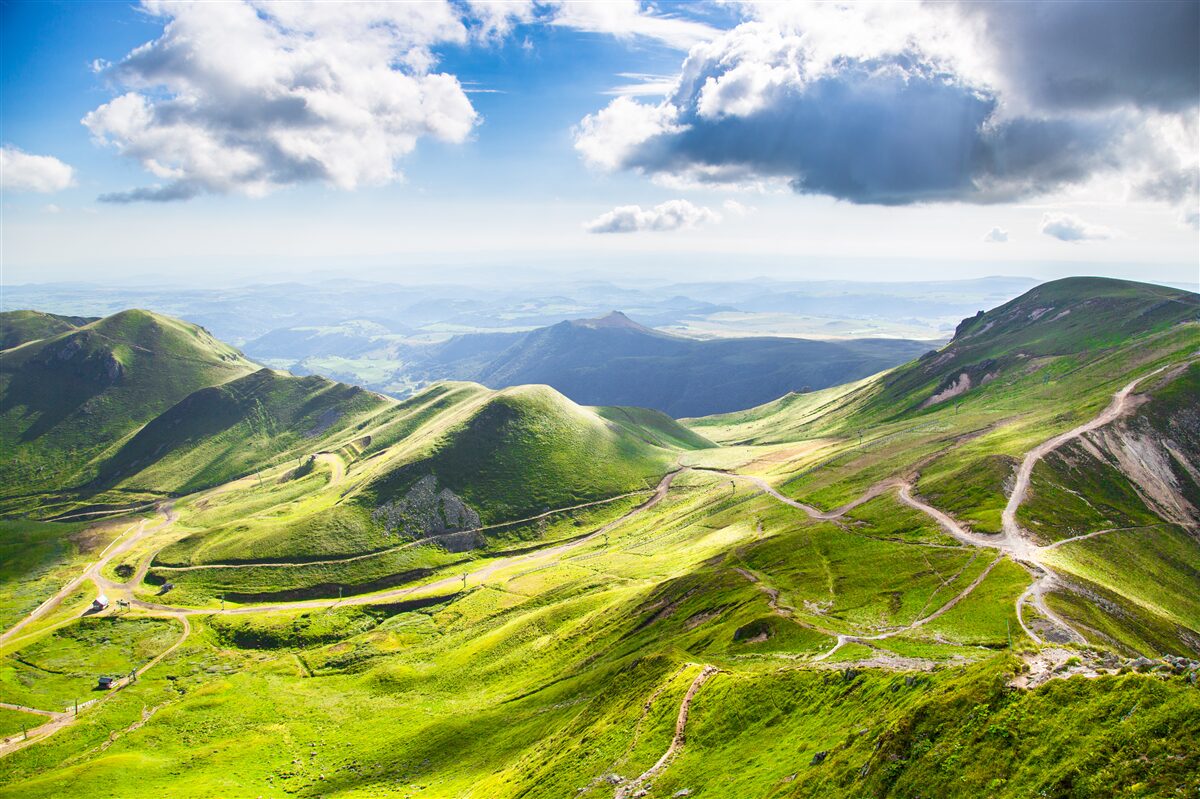 Fototapet trasee de drumeție de-a lungul vârfurilor montane