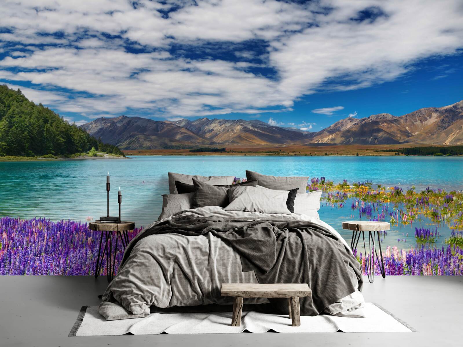 Fototapet florile se reflectă în apa cristalină a unui lac de munte