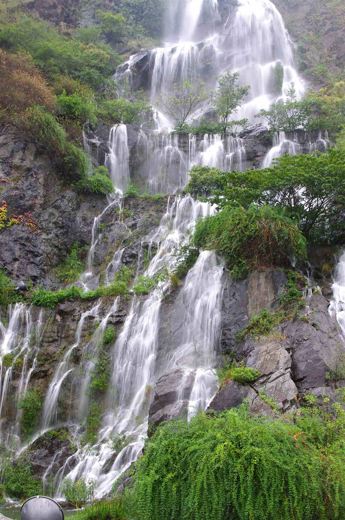 Fototapet cascadă montană spectaculoasă cu cascade