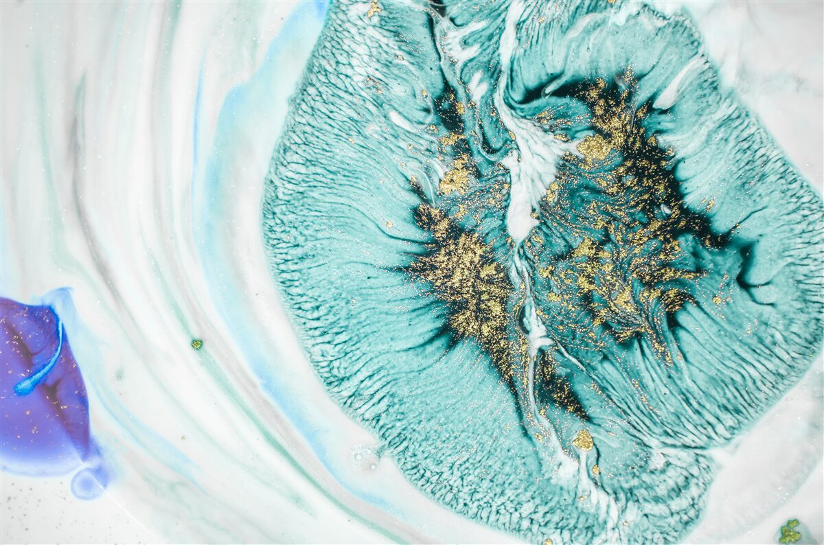 Fototapet floare abstractă în nuanțe de albastru pe o suprafață de marmură