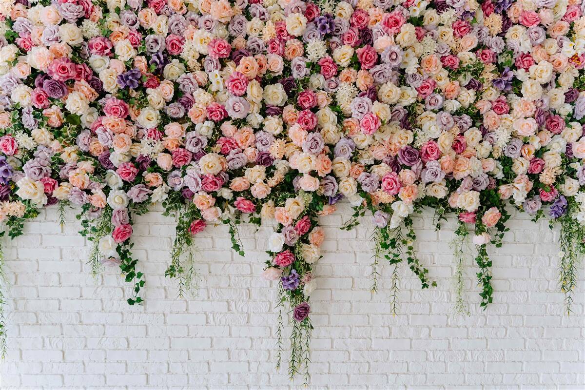 Fototapet Zid de cărămidă decorat cu flori de trandafir