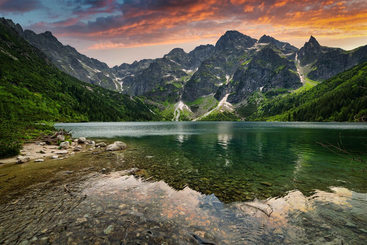 Fototapet o seară calmă, caldă și un iaz de munte