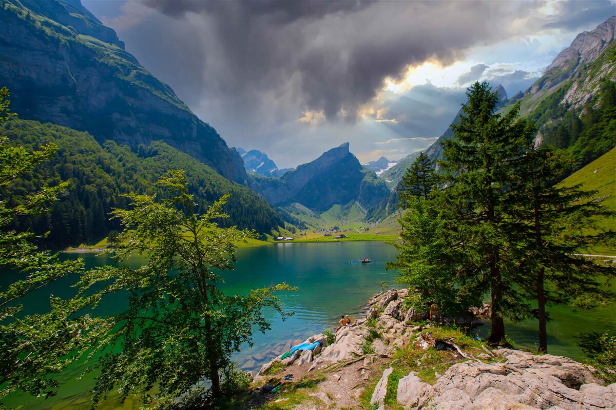 Fototapet lacul de munte va fi în curând acoperit de nori de ploaie