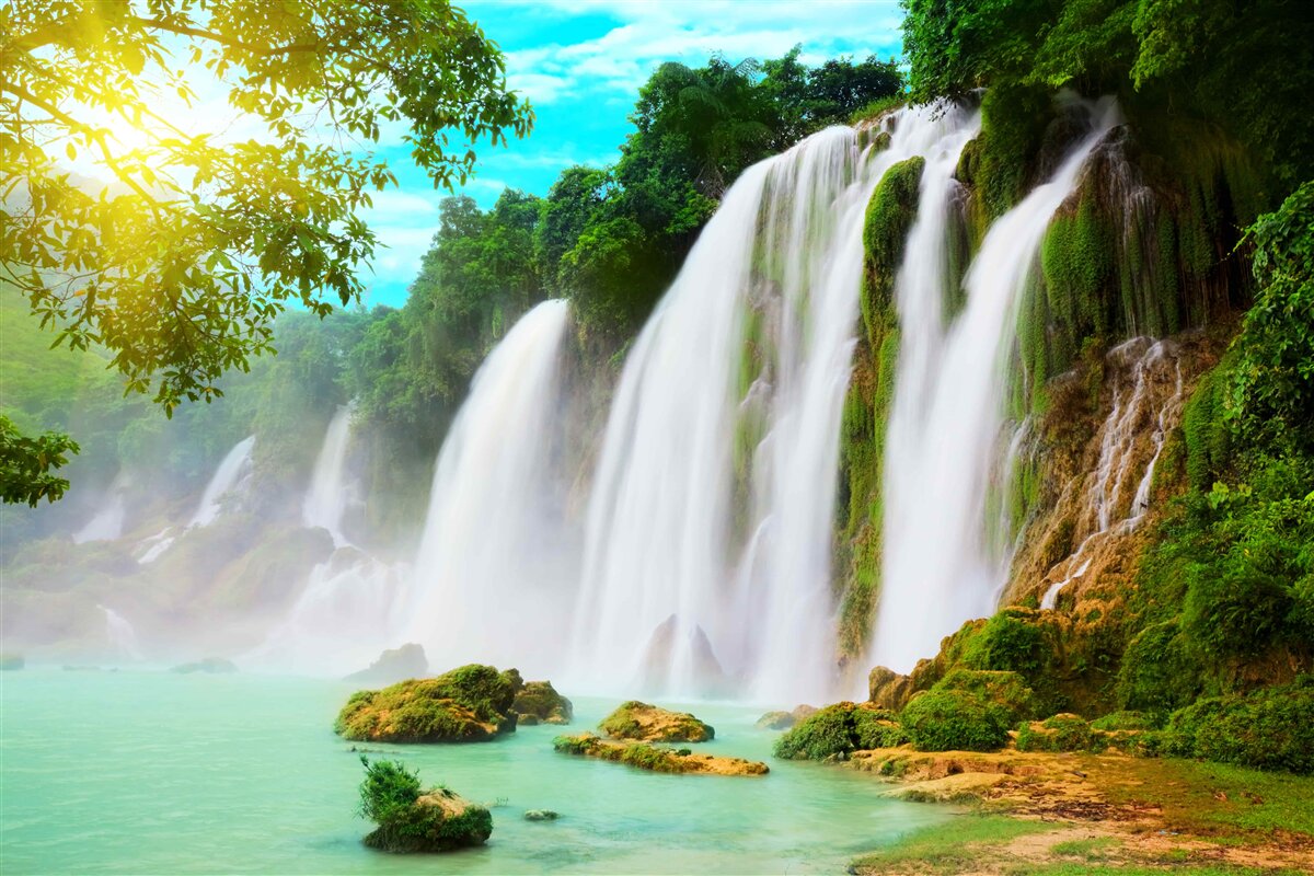 Fototapet Cascada zgomotoasă strălucește în soare