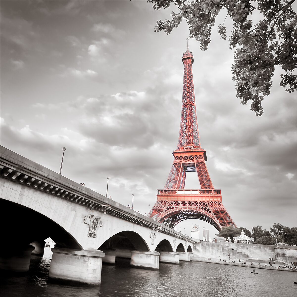 Fototapet în spatele vechiului pod peste râu se poate vedea turnul eiffel