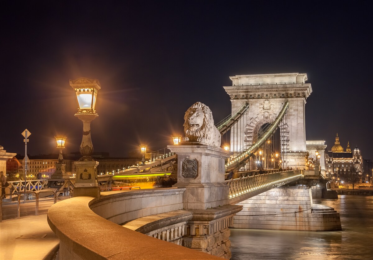Fototapet terasament nelocuit și pod distrus