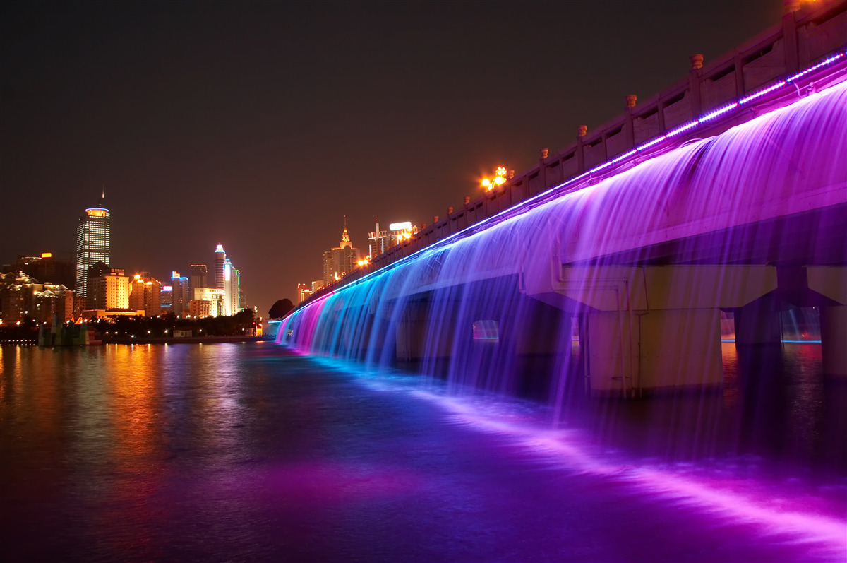 Fototapet iluminare luminescentă a apei lângă pod