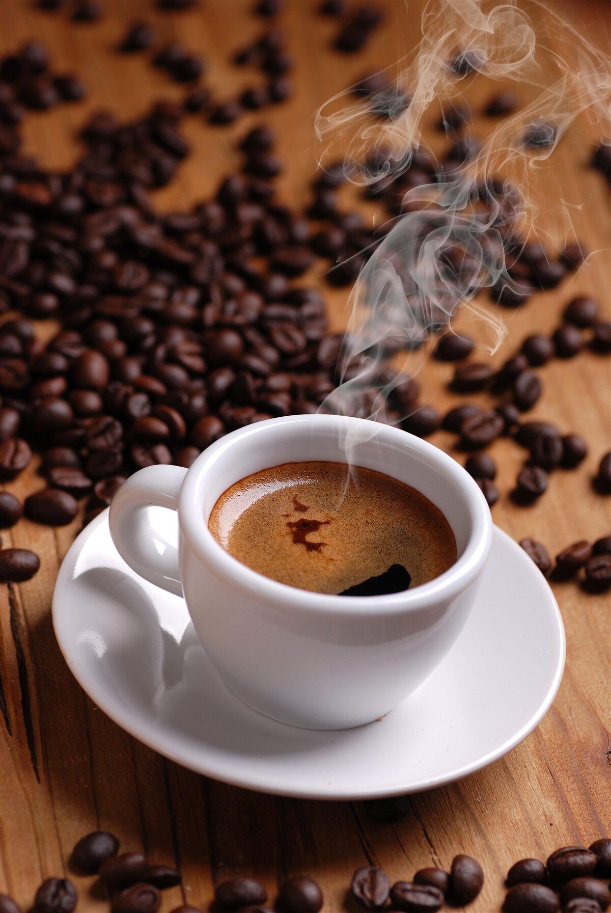 Fototapet ceașcă de cafea cu boabe care emană aromă