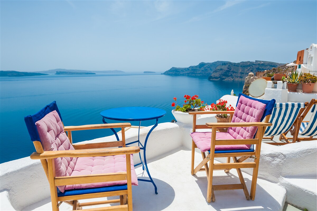 Fototapet cafenea pe acoperiș lângă țărm în grecia