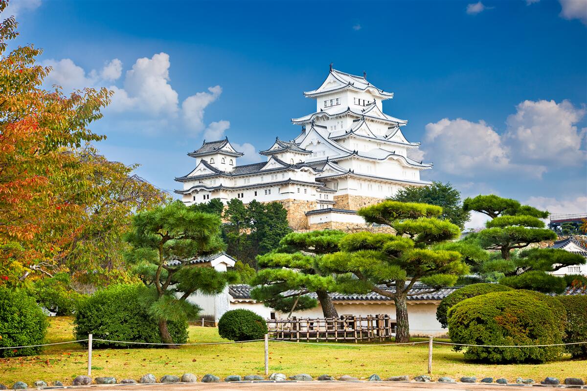 Fototapet Templu japonez în munți, înconjurat de verdeață
