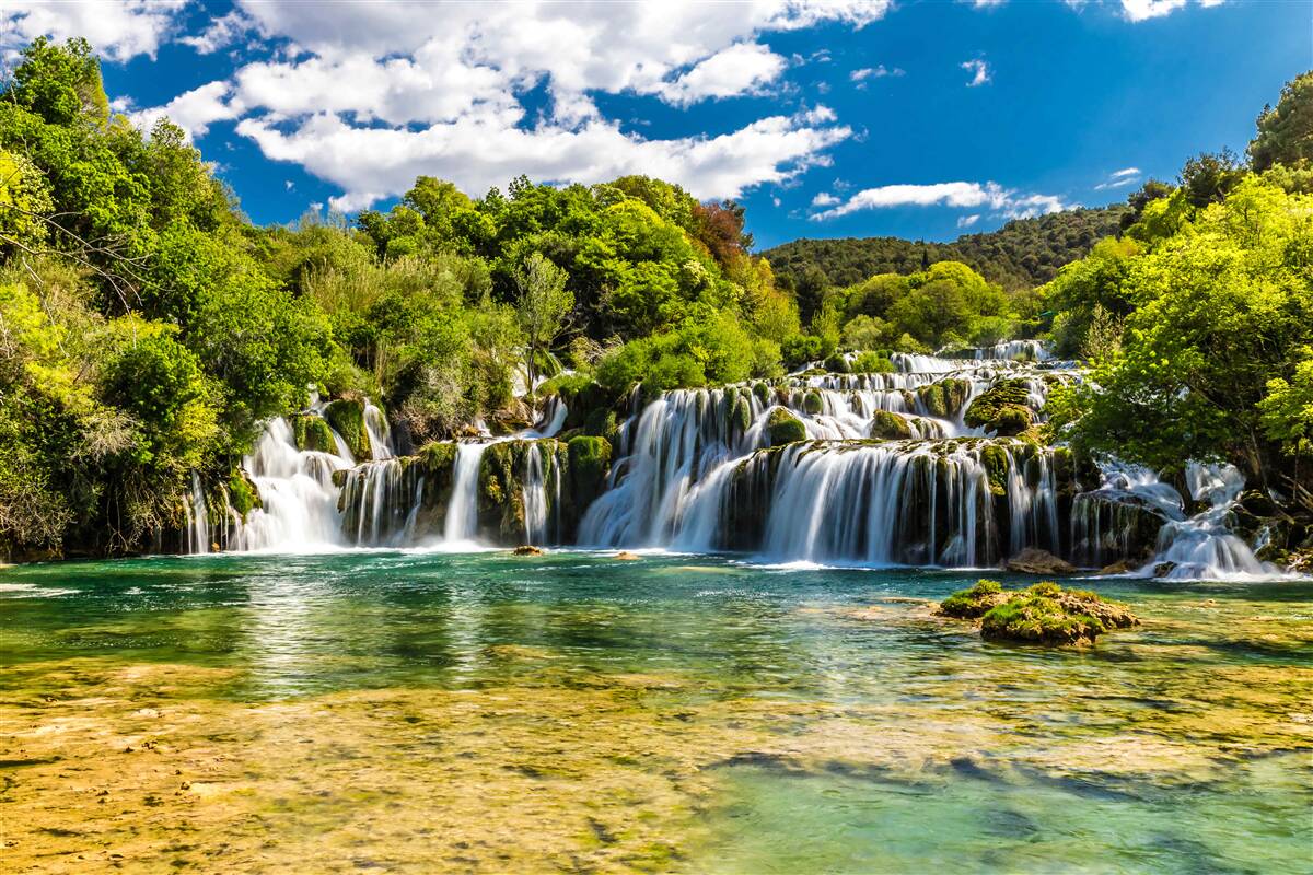 Fototapet o cascadă uriașă care se prăbușește pe o insulă tropicală