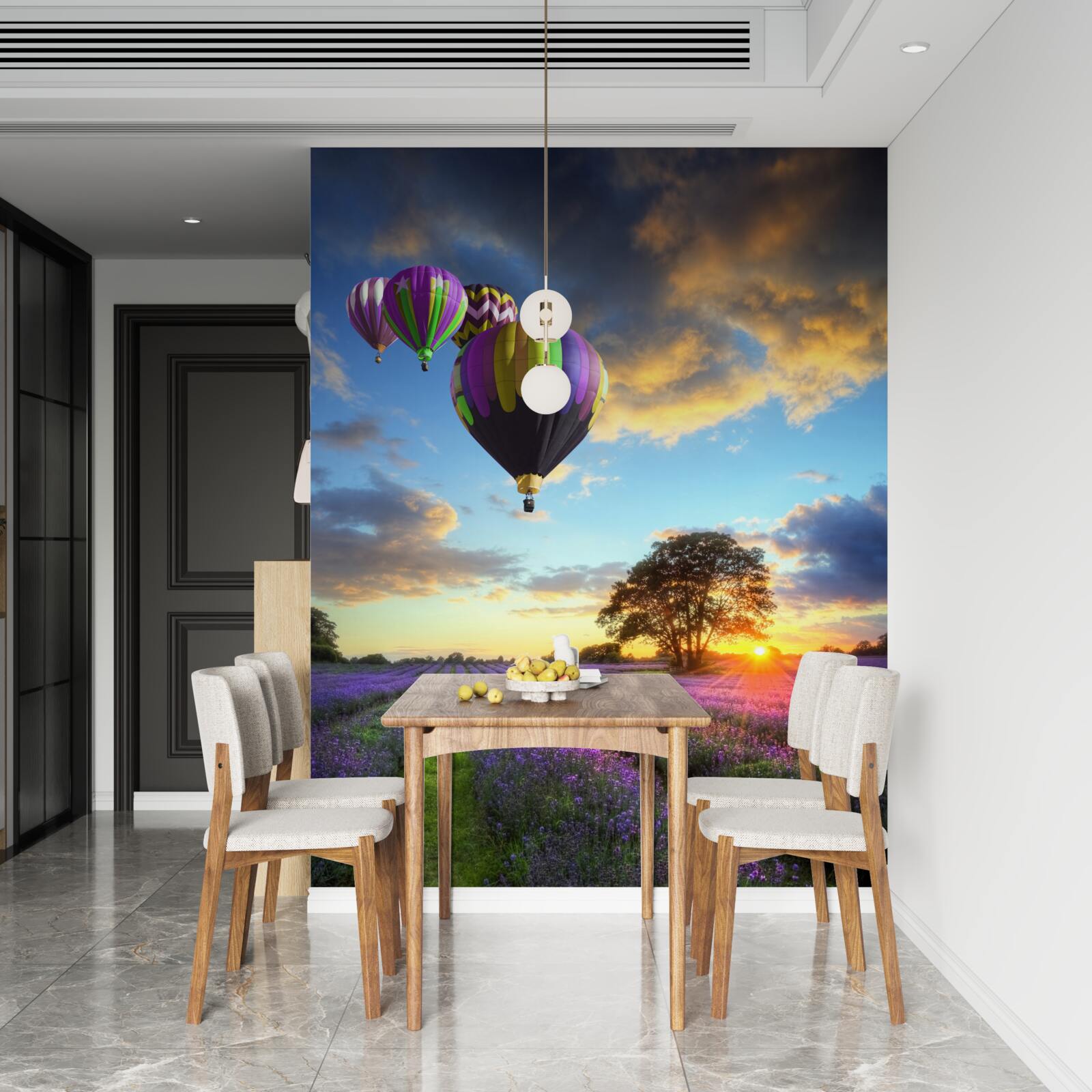 Fototapet un balon cu aer cald luminos plutind deasupra unui câmp de lavandă