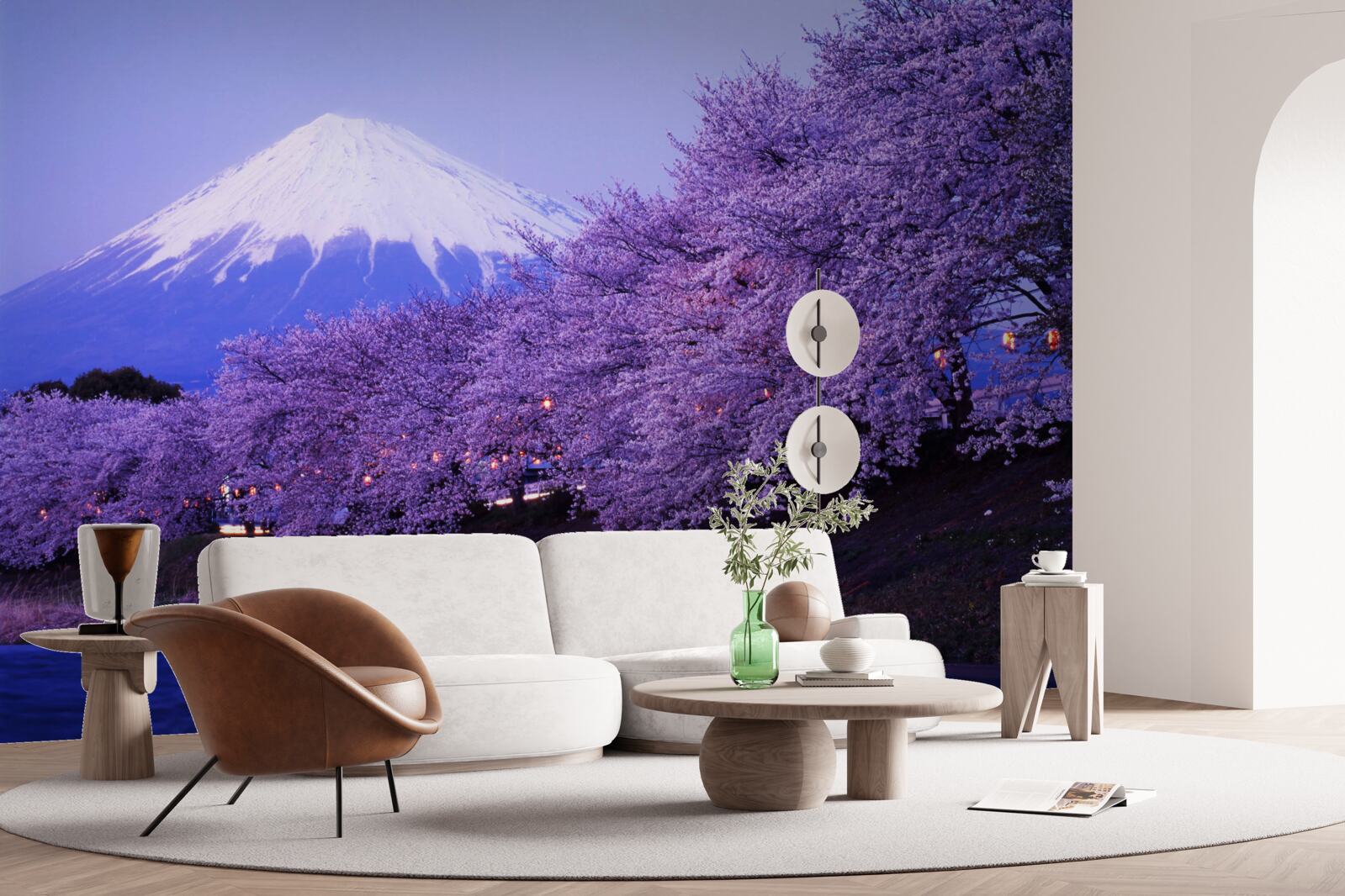 Fototapet copaci cu flori violete înflorite pe fundalul muntelui Fuji