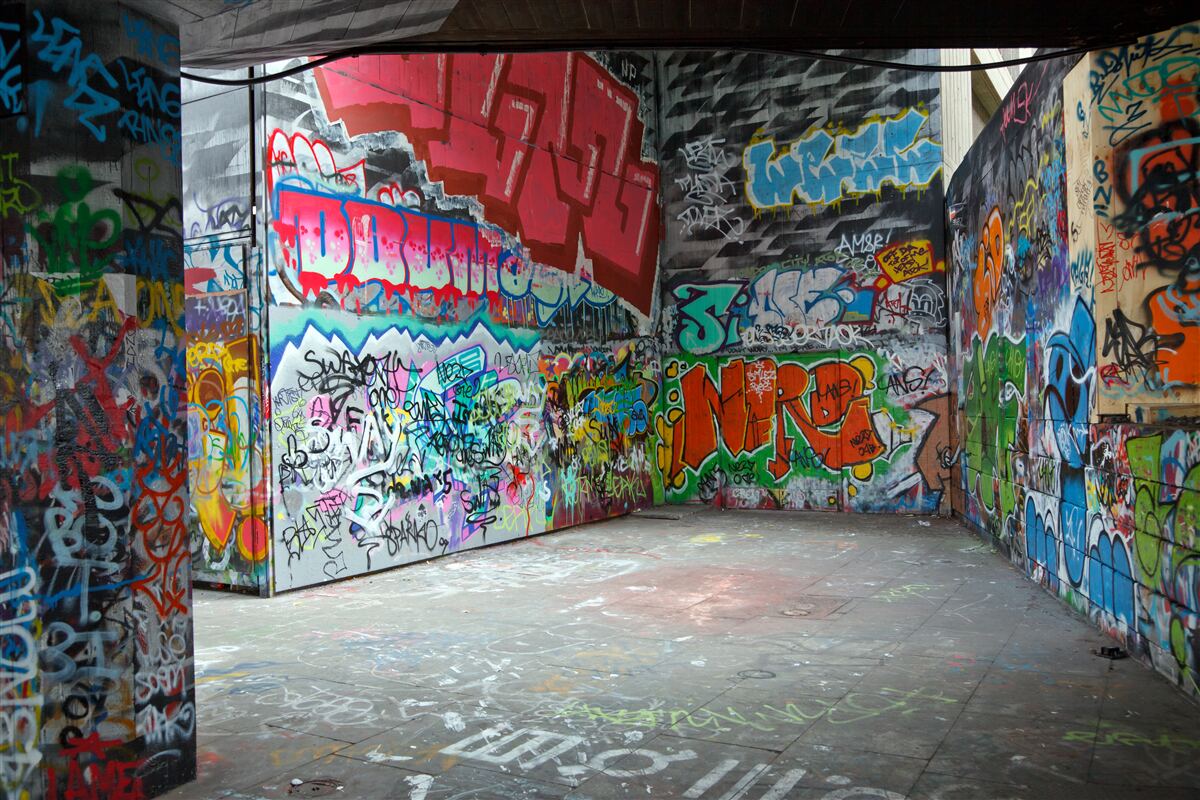 Fototapet graffiti împodobesc pereții pasajului subteran